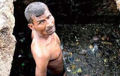 மனித கழிவுகளை மனிதா்களே அகற்ற தடை விதிக்கும் சட்டம்: வழக்கில் மத்திய அரசையும் இணைக்க மனு