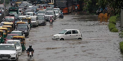 தில்லியில் கனமழை: அபாய கட்டத்தில் யமுனை ஆற்றின் நீர் மட்டம்