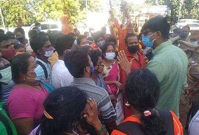 திருச்செந்தூரில் தரிசனம் ரத்து: பக்தர்கள் போராட்டம்