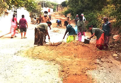 அமைச்சர்கள் வருகையையொட்டி சங்ககிரியில் சிதலமடைந்த சாலைகள் சீரமைப்பு 