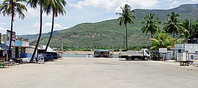 ஆடிப்பெருக்கு விழாவிற்கு தடை: வெறிச்சோடிய காவிரி அணை பகுதி