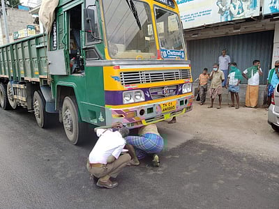 கம்பத்தில் காற்று ஒலிப்பான்களை அகற்றிய காவல்துறை