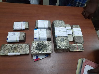 கும்மிடிப்பூண்டி: வாகனச் சோதனையில் 30 கிலோ வெள்ளி, 19 லட்சம் பணம் பறிமுதல்