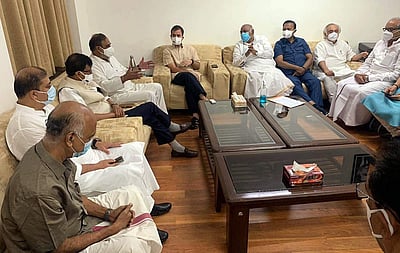 மழைக்கால கூட்டத்தொடரின் கடைசி 3 நாள்கள்: எதிர்க்கட்சித் தலைவர்கள் ஆலோசனை