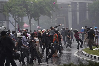 தாய்லாந்தில் பிரதமர் பதவி விலகக் கோரி தீவிரமடையும் போராட்டம்