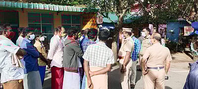 தமிழக - கேரள எல்லை சோதனைச் சாவடியில் ஜீப் ஓட்டுநர்கள் முற்றுகைப் போராட்டம்