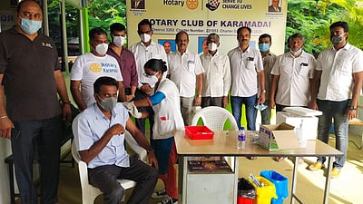 காரமடை ரோட்டரி சங்கம் சார்பில் 300 பேருக்கு இலவச கரோனா தடுப்பூசி