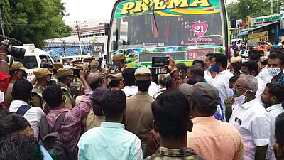 தஞ்சாவூர் மாநகராட்சியில் ஏலம்: வியாபாரிகள் எதிர்ப்பு தெரிவித்து சாலை மறியல்