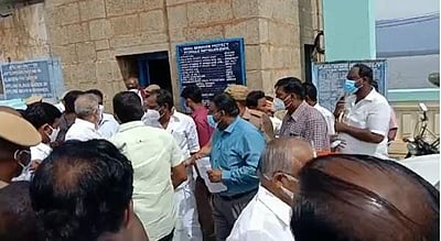 வைகை அணையில் அமைச்சர்களை சூழ்ந்த தேனீக்கள்!