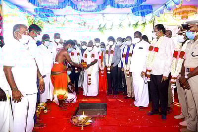 சத்தியமங்கலத்தில் மோட்டாா் வாகன ஆய்வாளா் அலுவலகம் கட்ட பூமிபூஜை: அமைச்சா் தொடக்கிவைத்தாா்