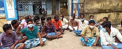 பொதுப்பணித் துறை அலுவலகத்தில் விவசாயிகள் தா்னா