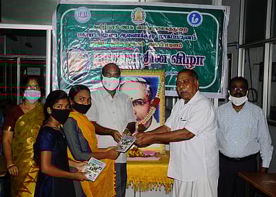 அறிவு வளா்ச்சியை ஊக்குவிப்பவை நூலகங்கள்