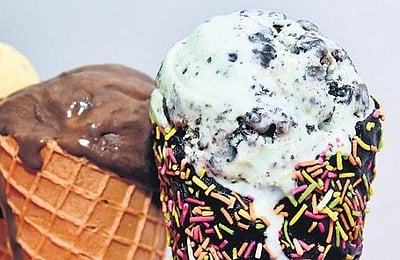 ஹெலிகாப்டரை தரையிறக்கி ஐஸ்கிரீம் வாங்க சென்ற பைலட்டால் பரபரப்பு