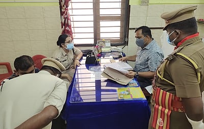 காரைக்கால் காவல் நிலையங்களில் புதுவை டி.ஐ.ஜி. ஆய்வு