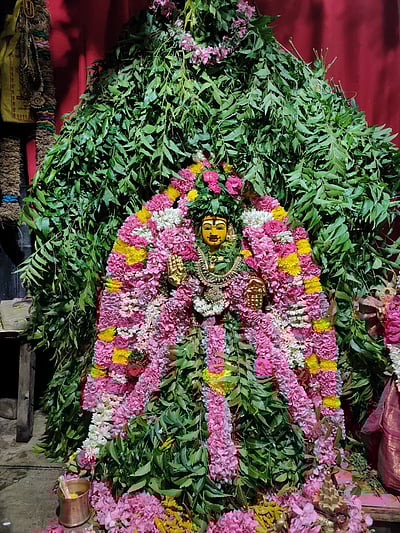 ஆடிக் கடைசி வெள்ளி: ராசிபுரம் ஸ்ரீ எல்லை மாரியம்மனுக்குவளையல் அலங்காரம்