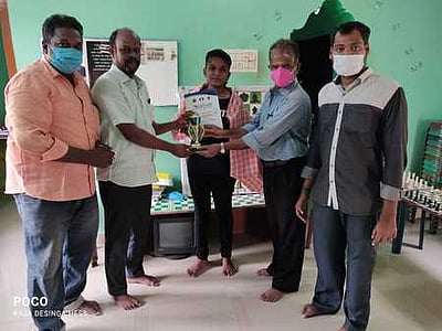 ஆசிய அளவிலான சதுரங்கப் போட்டியில் இரண்டாம் இடம் பெற்ற மாணவிக்கு பாராட்டு