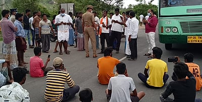 கோயில் கோபுரத்தை சேதப்படுத்தியவா்களை கைது செய்யக் கோரி சாலை மறியல்