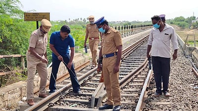 சுதந்திர தினம்: மானாமதுரை ரயில் பாலத்தில் வெடிகுண்டு சோதனை