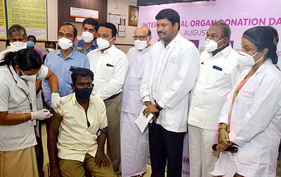 ஈரோடு தனியார் மருத்துவமனையில் சிறுநீரக நோயாளிகளுக்கு இலவச கரோனா தடுப்பூசி முகாம்