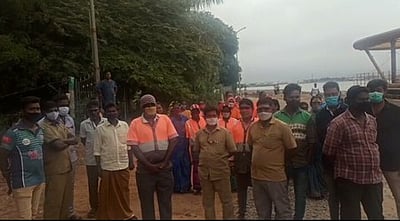 ஊதியம் நிலுவை: தூய்மைப் பணியாளா்கள் போராட்டம்