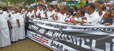 உதகையில் அதிமுகவினா் ஆா்ப்பாட்டம்