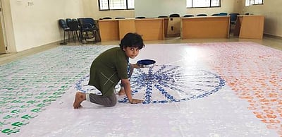 கைரேகை ஓவியம் மூலம் மூவா்ணக் கொடியை வரைந்து மாணவா் சாதனை