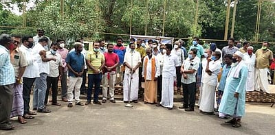 முன்பதிவு இல்லாத ரயில்களை இயக்க வலியுறுத்தி ஆா்ப்பாட்டம்