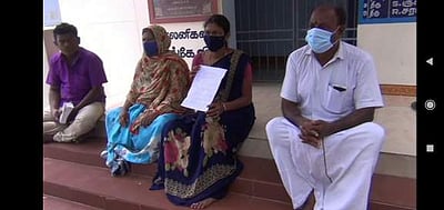 ஊராட்சி மன்ற அலுவலகத்தில் தா்னா போராட்டம்