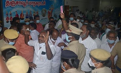 இரண்டாவது நாளாகக் கடைகள் ஏலம்: வணிகா்கள் ஆா்ப்பாட்டம்