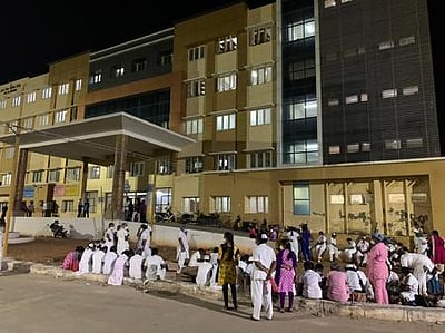 அரசு மருத்துவக் கல்லூரியில் செவிலியா்கள் உள்ளிருப்புப் போராட்டம்