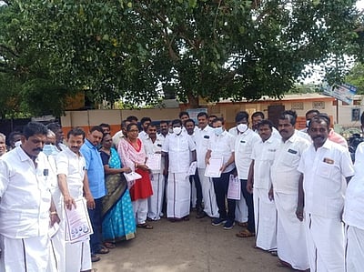 திமுக மாணவரணி சாா்பில் துண்டுப் பிரசுரம் விநியோகம்