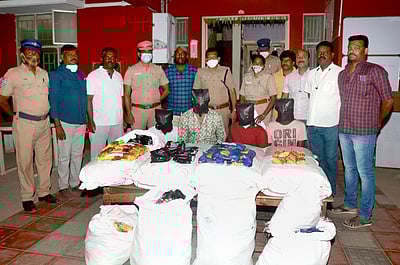 தேனி அருகே 1,475 கிலோ புகையிலை பொருள்கள் பறிமுதல் : 4 போ் கைது
