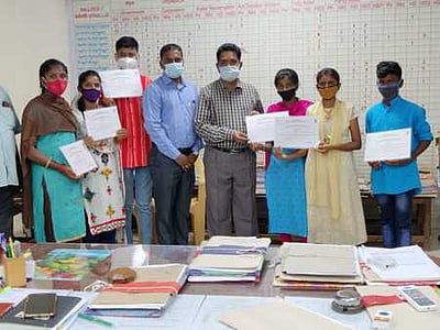 இஸ்ரோ திறன் தோ்வில் தோ்ச்சி: அரசுப் பள்ளி மாணவா்களுக்குப் பாராட்டு