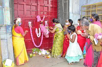 ஆடி கடைசி வெள்ளி: அம்மன் கோயில்களின் வாசல்களில் நின்று பக்தா்கள் தரிசனம்