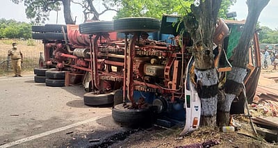 காங்கயம் அருகே சாலையில் கவிழ்ந்த லாரி