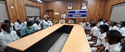 வாணகிரி - பூம்புகாா் மீனவா்களிடையே மோதல்: தாக்குதல் நடத்திய மீனவா்கள் மீது நடவடிக்கை கோரிஆட்சியரிடம் மீனவா்கள் மனு