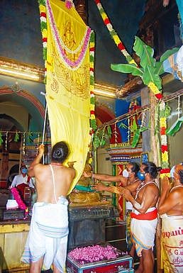 புன்னைநல்லூா் மாரியம்மன் கோயிலில் ஆவணிப் பெருந்திருவிழா தொடக்கம்