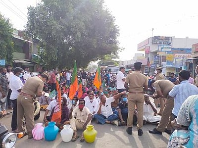 சீரான குடிநீா் வழங்கக் கோரி பாஜகவினா் சாலை மறியல்