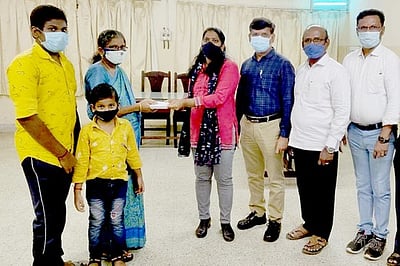 கரோனாவால் உயிரிழந்த தொழிலாளி குடும்பத்துக்கு நிதியுதவி