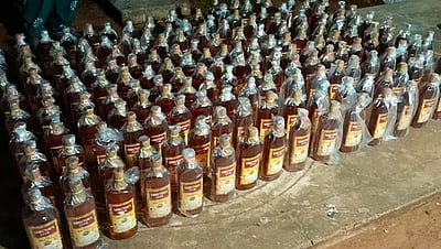 மதுபாட்டில்கள் கடத்தல்: 2 போ் கைது