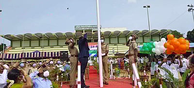 சுதந்திர தினம்: ஈரோட்டில் தேசியக் கொடியை ஏற்றினார் ஆட்சியர்