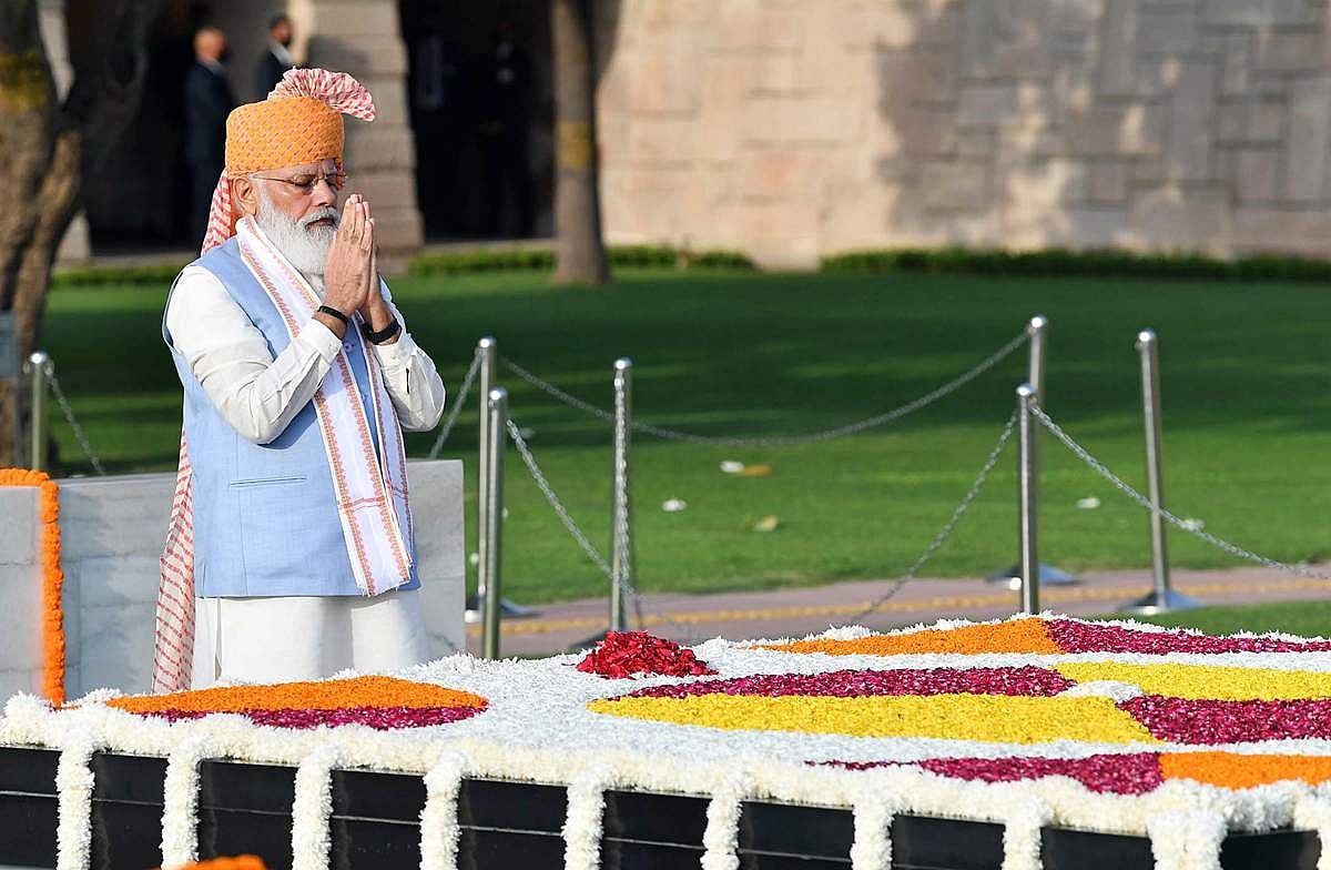 செங்கோட்டையில் தேசியக் கொடி ஏற்றினார் பிரதமர் மோடி - புகைப்படங்கள்