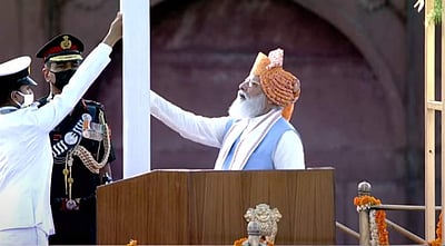 தில்லி செங்கோட்டையில் தேசியக் கொடி ஏற்றினார் பிரதமர் மோடி