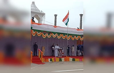 புதுவையில் தேசியக் கொடியேற்றினார்  முதல்வர் ந. ரங்கசாமி