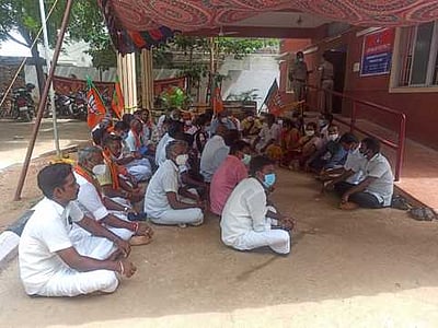 கட்சிக் கொடி கம்பத்தில் தேசியக் கொடி: ஜயங்கொண்டத்தில் பாஜகவினா் போராட்டம்