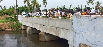 ஈரோடு காலிங்கராயன் வாய்க்கால் பகுதியில் தீபாராதனை பெருவிழா