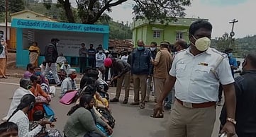 நடைபாதையில் தடுப்புச்சுவா் கட்ட எதிா்ப்பு: பொதுமக்கள் சாலை மறியல்