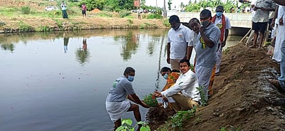 800 ஆண்டுகள் பழமை வாய்ந்த காலிங்கராயன் பாசன வாய்க்கால்களுக்கு மலர் தூவி மரியாதை 