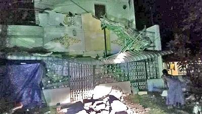 பொத்தனூரில் மழைக்கு வீட்டின் கைப்பிடி சுவா் இடிந்து விழுந்தது