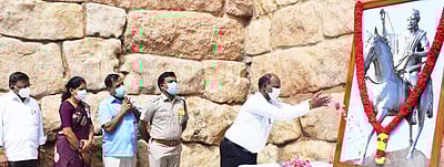 சங்ககிரியில் சுதந்திர போராட்ட வீரர் தீரன்சின்னமலைக்கு தமிழக அரசு சார்பில் மரியாதை